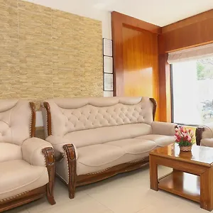 Super Townhouse Dona Castle Hotel